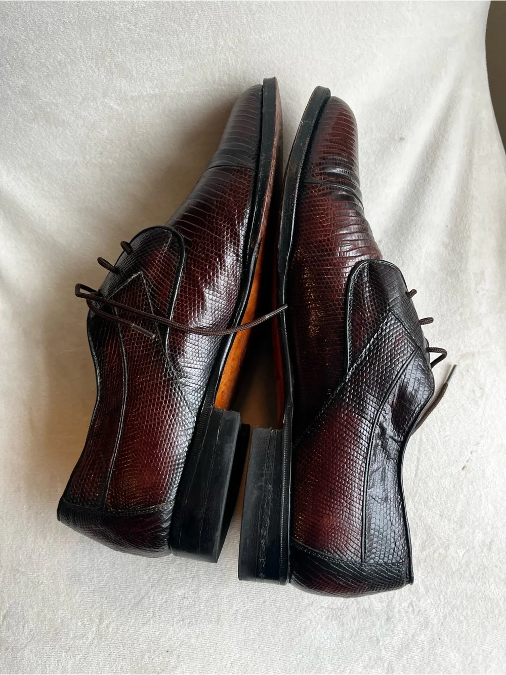 Men's‎ Lace-Up Lizard-Texture Dress Oxfords in Burgundy